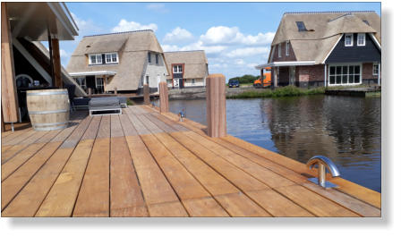 Woning aan het water. Watervilla. Verlichting Vlonder terras.