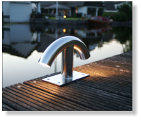 Bolder met led verlichting. Bolderlampen. Spiegelglad water.