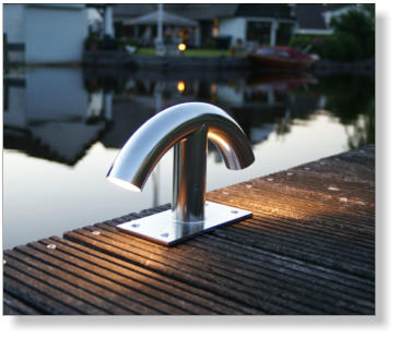 Bolder met led verlichting. Bolderlampen. Spiegelglad water.