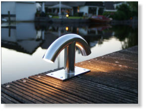 Bolder met led verlichting. Bolderlampen. Spiegelglad water.